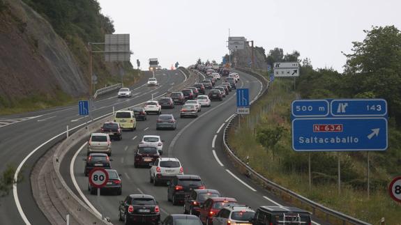 Normalidad en las carreteras cántabras en el inicio de la Operación Verano