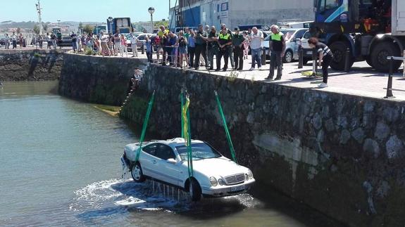 Un Mercedes sin freno de mano se pega un chapuzón en Pedreña