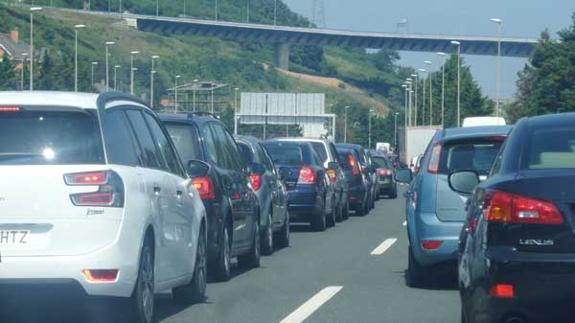 Atascos kilométricos para entrar a Cantabria