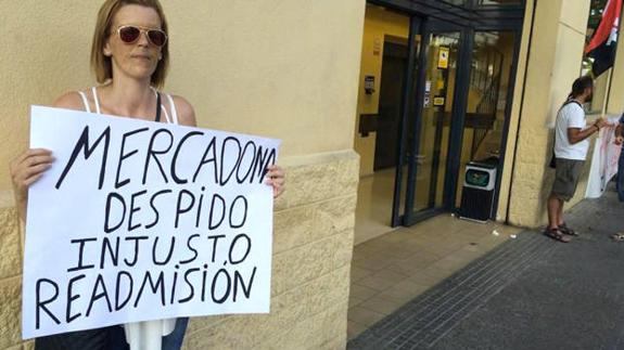 Despiden a dos trabajadoras de Mercadona por comerse un 'saladito' de 15 céntimos que iba a caducar