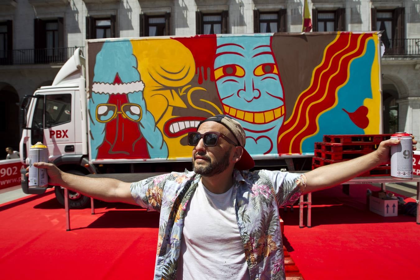 Andi Rivas pinta en La Porticada un camión de la flota Truck Art Project