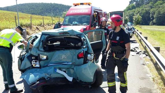 Cinco heridos al colisionar un autobús y un pequeño turismo en Escalante