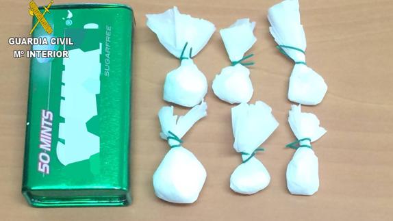 Un 'camello' intenta evitar que le cacheen metiéndose en el mar