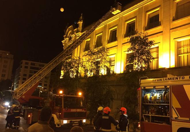Susto en el Ayuntamiento al arder una jardinera