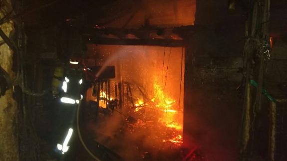 Un incendio calcina una casa de madera y piedra en Ampuero
