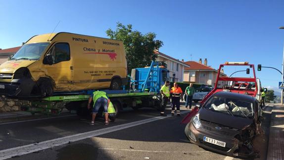 Un choque entre una furgoneta y un coche en Muriedas acaba con tres heridos en Valdecilla