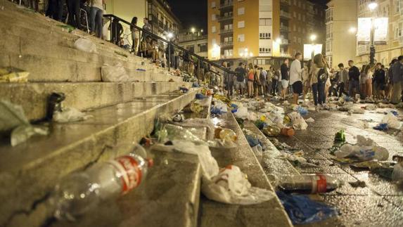 Vecinos y hosteleros de Cañadío piden soluciones contra el botellón