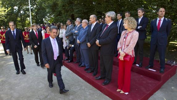 Revilla presidirá hoy el Día de las Instituciones