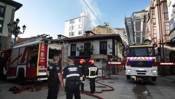 Un incendio en el edificio de la Pastelería Blanco de Torrelavega alarma al vecindario