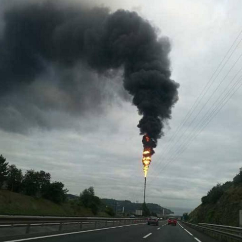 Un fallo eléctrico provoca un "exceso de llama" y una fuerte humareda en Petronor