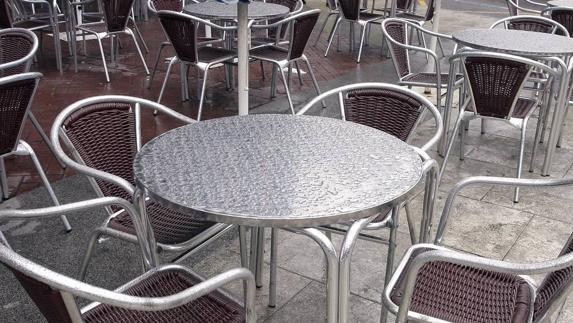 Las calles de Torrelavega, ocupadas por las terrazas "sin ningún control"