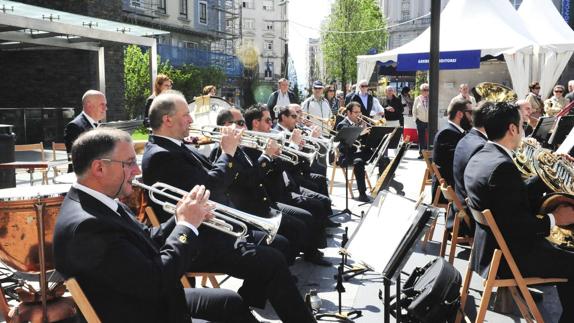 La banda municipal rinde homenaje a la música europea en la época dorada del Gran Casino