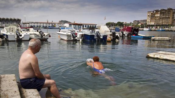 El Puerto prohíbe el baño en los muelles