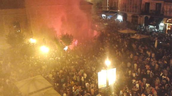 Lanzan bengalas en la Plaza de Cañadío, abarrotada la pasada madrugada