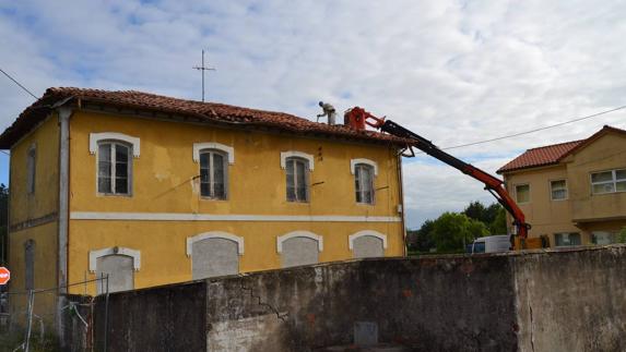 Comienza la demolición de las antiguas escuelas de Barcenilla