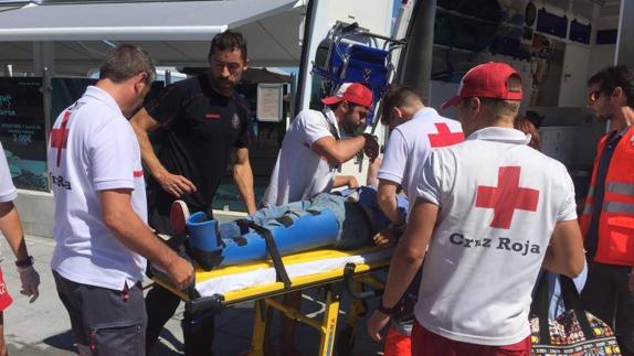 Bomberos y Cruz Roja salvan a un hombre que cayó por un acantilado en Cabo Mayor