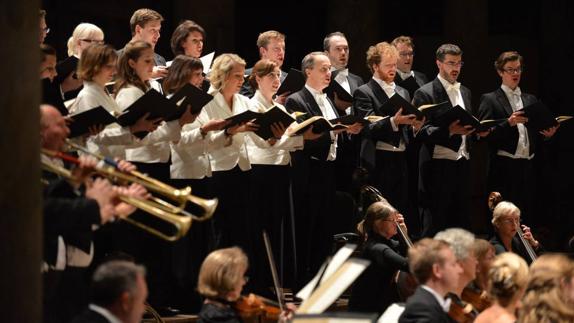 "Callaos la boca y escuchad"