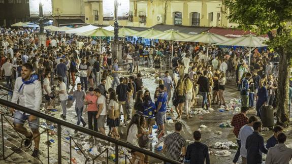 Los hosteleros de Cañadío crean un frente antibotellón