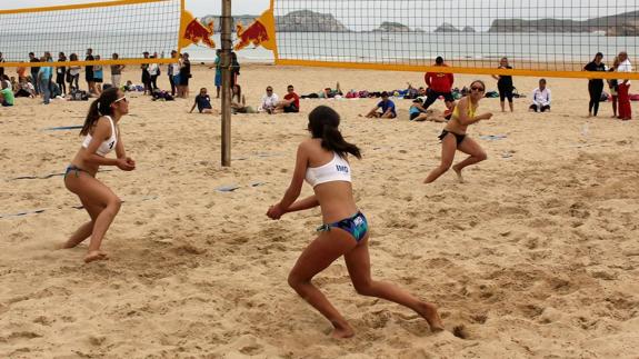 El 'Villa de Laredo', en la playa Salvé, este fin de semana