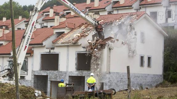Las máquinas comienzan a tirar las casas ilegales del Alto del Cuco