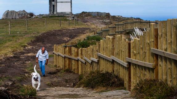 El nuevo proyecto para la senda costera elimina el 95% del vallado, las traviesas y dos miradores