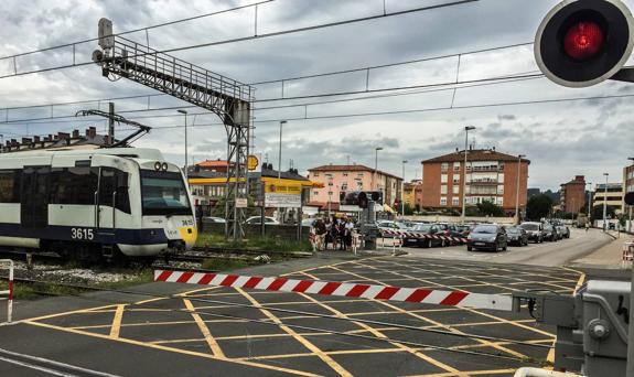 Adif prevé suprimir en los próximos años once pasos a nivel en Cantabria