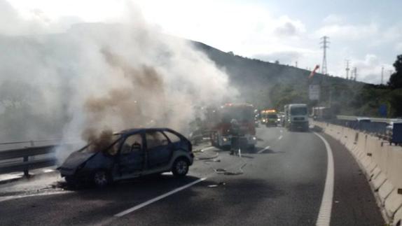 Retenciones en Castro Urdiales por el incendio de un coche en la autovía