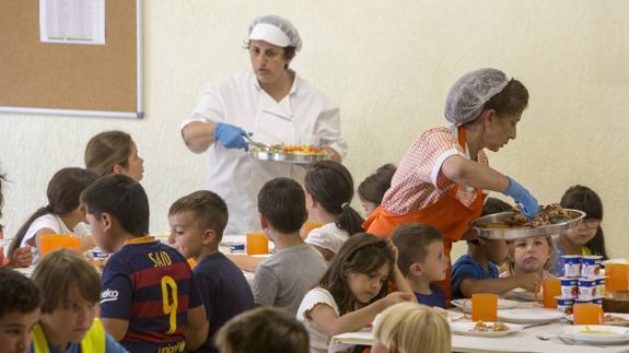 Los comedores escolares reciben menos alumnos en verano que en Semana Santa
