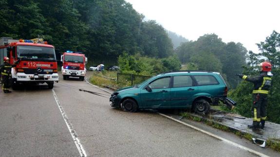 La barandilla les salva de caer al río en Bárcena Mayor