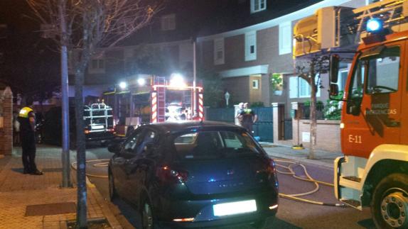 Tres personas atendidas por inhalación de humo tras incendiarse un sótano en Laredo