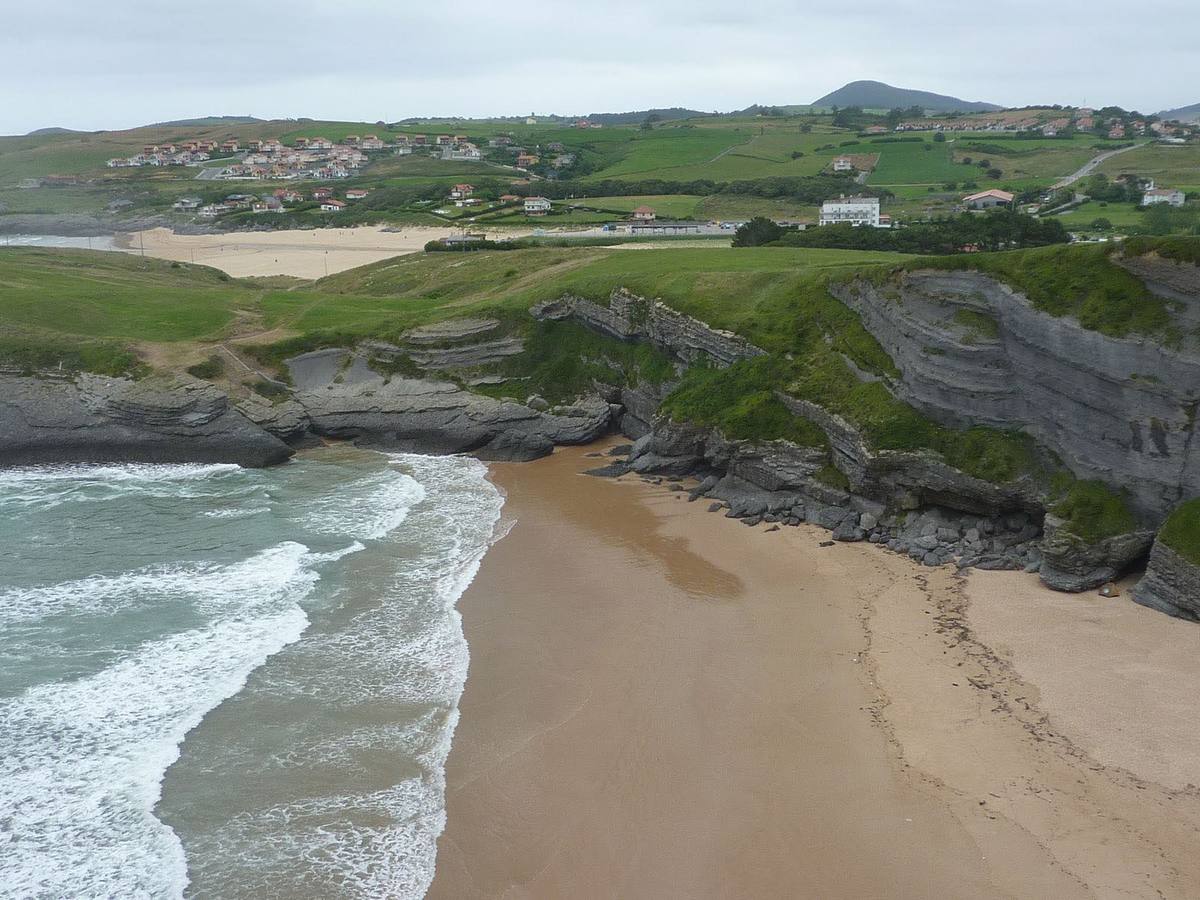 La playa de Cuberris en Ajo recibe la acreditación de gestión ambiental