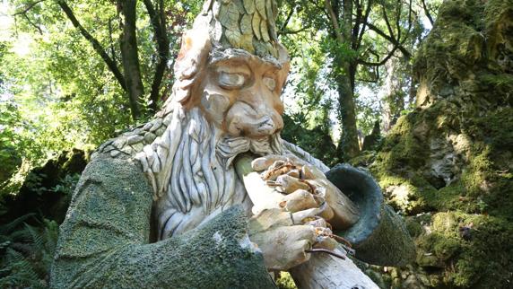 Los vándalos se ceban con los seres mitológicos de Mina Pepita en Solares