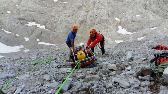 Evacuado en helicóptero un escalador que se cayó durante un descenso en Picos de Europa