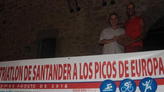 El triatleta Borja Ortiz culmina con éxito la travesía de Santander a los Picos de Europa