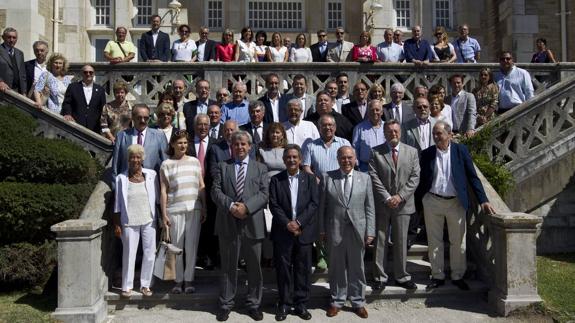 El Gobierno promete potenciar las Casas de Cantabria con más recursos