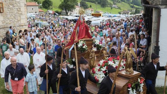 Cientos de pasiegos honran a la Virgen de Valvanuz