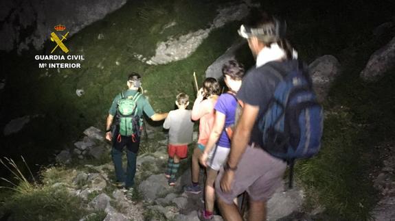 El Greim rescata a una familia francesa que se desorientó en el Desfiladero de la Hermida