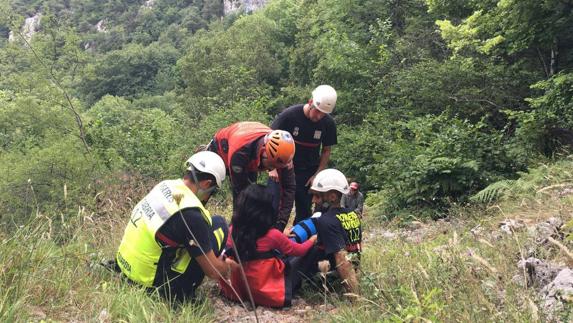 El helicóptero rescata a una senderista que se rompió la pierna en una ruta de montaña