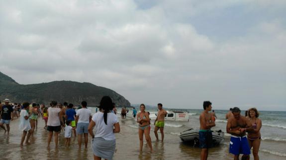 La marea engulle el vehículo de los socorristas en Berria