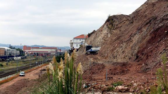 Despedazan parte de la ladera de la Peña del Cuervo para evitar argayos