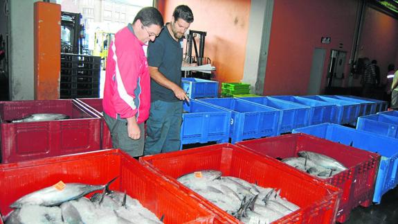 "Ningún barco de fuera ha traído bonito a Santoña por la falta de dragado"