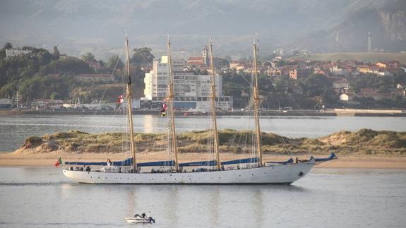 El 'Creoula' echa anclas en Santander