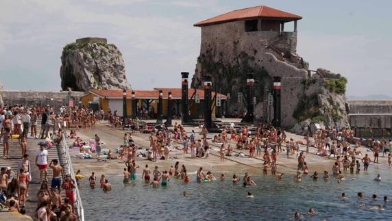 Una menor de 15 años, herida al lanzarse al mar desde la ermita de Santa Ana