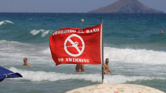 Sin respeto a las banderas rojas en las playas españolas