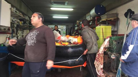 Rescatan sanos y salvos a cuatro marineros cuyo barco se fue a pique en Cabo Mayor