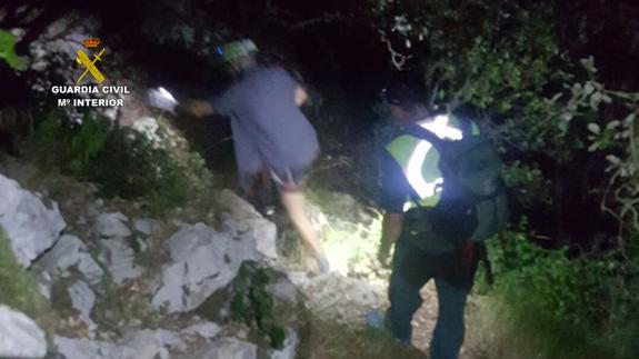 Rescatado en La Hermida un barcelonés a quien la noche le impidió seguir la ruta