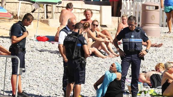 La exigencia a dos bañistas de quitarse la túnica en la playa desata la polémica en Francia