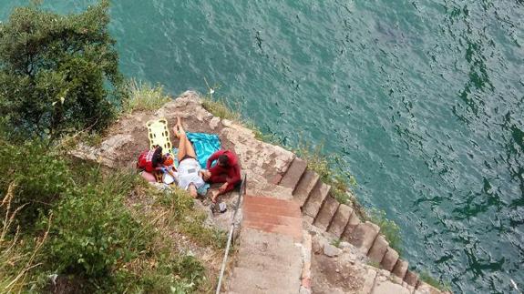 Rescatan en helicóptero a una joven belga de 16 años que saltó al mar desde el faro de Santoña