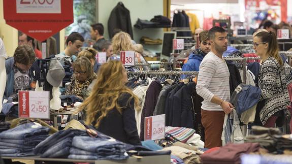 Hacienda amenaza a Cantabria con sanciones si no aumenta las aperturas comerciales
