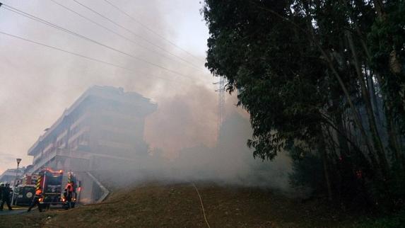 Un vecindario de Castro, en vela por un incendio forestal